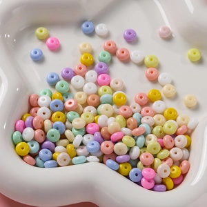 Détail de perles de verre colorées de 6mm dans un plateau en cœur pour bijoux DIY