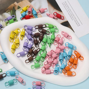 Vue macro de fermoirs à ressort colorés pour bijoux avec petits anneaux de connexion aux bouts