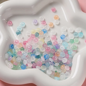 Gros plan de perles d'abaque en verre macaron de 3x6mm sur un plateau en céramique