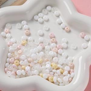 Détail macro de perles en verre pastel 3x6mm pour bijoux DIY dans un plateau étoile
