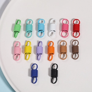 Fermoirs à ressort colorés pour bijoux DIY présentés dans un plateau blanc
