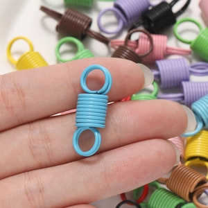 Gros plan de fermoirs à ressort colorés pour bijoux avec double boucle de connexion