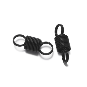 Vue macro de fermoirs à ressort en métal noir avec anneaux doubles pour bijoux DIY