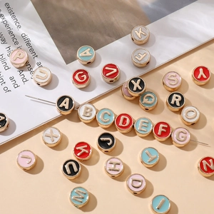 Cuentas de letras esmaltadas coloridas con borde dorado para creación de joyería DIY