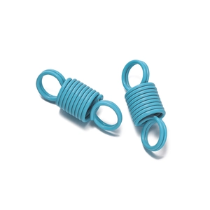 Gros plan sur des fermoirs à ressort bleu clair pour la création de bijoux DIY et colliers