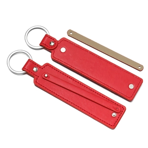 Détail du porte-clés en cuir PU rouge avec rivets en métal argenté et coutures précises