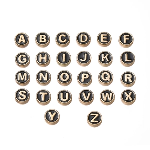 Detalle de 26 cuentas de letras de aleación con esmalte negro para creación de joyas DIY