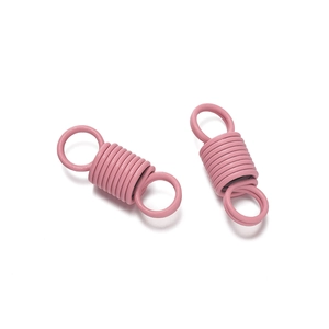 Gros plan de fermoirs à ressort en métal rose mat pour la création de bijoux DIY