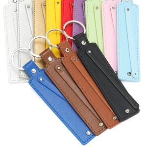 Détail de porte-clés en similicuir PU multicolores disposés en forme d'éventail