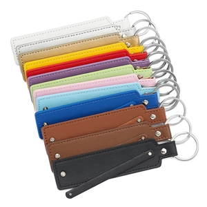 Porte-clés rectangulaires en cuir PU coloré avec anneaux métalliques en 12 couleurs