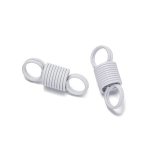 Vue détaillée de deux fermoirs à ressort en métal blanc pour la création de bijoux DIY