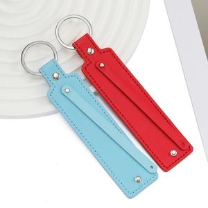 Gros plan de porte-clés en cuir PU bleu clair et rouge avec coutures et anneau métal
