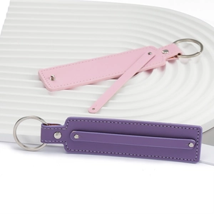 Porte-clés minimalistes en similicuir rose et violet avec anneaux métalliques argentés