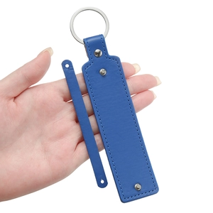 Détail de l'étui à clés en cuir PU bleu avec boutons-pression et coutures soignées