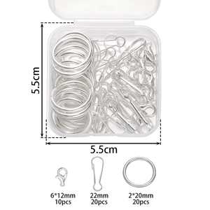 Détail macro du kit de porte-clés DIY incluant fermoirs mousquetons et anneaux en boîte