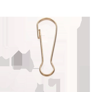 Détail d'épingles de sûreté dorées en forme de poire pour bricolage et accessoires
