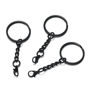 Drei schwarze Schlüsselanhänger aus Metall mit Karabinerverschluss und Rundring