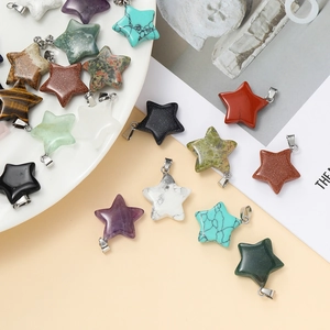 Makroaufnahme von sternförmigen Edelsteinanhängern mit silbernen Verschlüssen für DIY-Schmuck