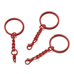 Detailansicht der roten Metall-Schlüsselanhänger mit Karabiner und flachem Ring