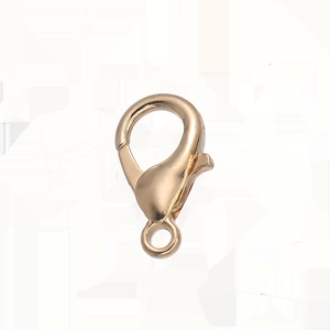 Primer plano de un cierre de langosta dorado para bisutería DIY y collares hechos