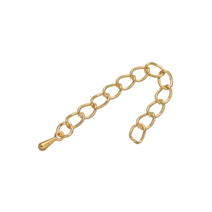 Vista de detalle de cadenas de extensión bañadas en oro brillante con gota de metal
