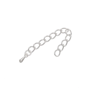 Detalle de cadenas de extensión plateadas con colgantes en forma de gota de metal