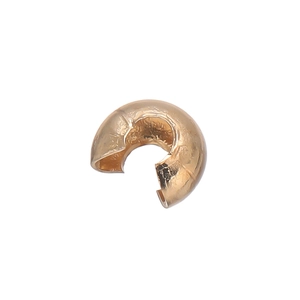 Detalle macro de cubrenudos en forma de C chapados en oro para creación de joyería DIY