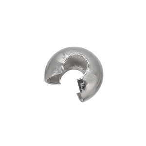 Primer plano de cubrenudos plateados en forma de C para la creación de joyería DIY