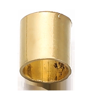 Vista detallada del accesorio de joyería cilíndrico en metal dorado ancho y liso