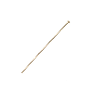 Primer plano de un alfiler de cabeza plana bañado en oro de 18K para crear joyas DIY