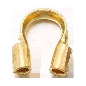 Primer plano de conectores en U dorados martillados para collares y pulseras DIY