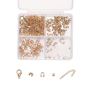 Detalle macro del kit para hacer joyas DIY con cierres de langosta y anillas abiertas