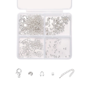Detalle de kit de accesorios plateados con cierres de langosta y anillos para joyería