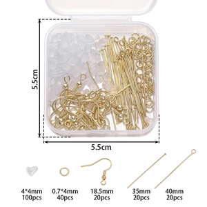 Detalle del kit de joyería DIY bañado en oro 18K con ganchos y alfileres en su caja