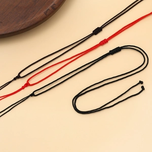 Vue détaillée de cordons de collier tressés réglables en rouge et noir pour pendentifs