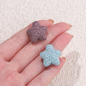 Detail von sternförmigen Lavasteinperlen für DIY-Schmuck mit ätherischen Ölen
