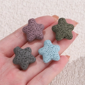 Detail von bunten sternförmigen Lavasteinperlen für die Herstellung von DIY-Schmuck