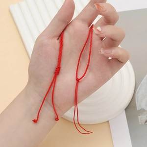 Vue détaillée des cordons tressés rouges épais et fins pour la création de bijoux DIY