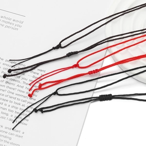 Détail du collier en corde tressée à la main avec un nœud coulissant réglable rouge et noir