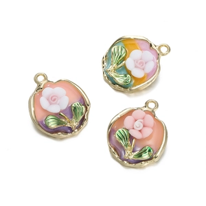 Detalle de colgantes de rosa en esmalte y aleación para joyería DIY y collares únicos