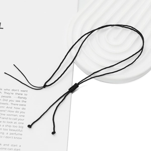 Gros plan sur collier cordon tressé noir avec nœuds coulissants réglables pour pendentifs