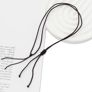Détail du cordon de collier tressé marron foncé réglable avec nœud coulissant