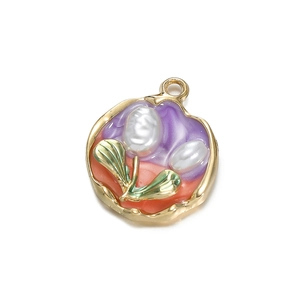 Detalle de colgante de flor al óleo con resina púrpura y perlas barrocas blancas