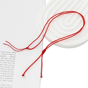 Détail du cordon rouge tressé à la main pour pendentifs avec nœuds et fermeture réglable