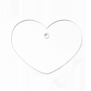 Dettaglio del ciondolo in acrilico trasparente a forma di cuore per creazione fai-da-te