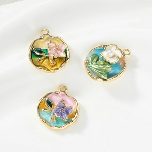 Detalle de colgantes de aleación vintage con flores esmaltadas de pintura al óleo rosa tulipán
