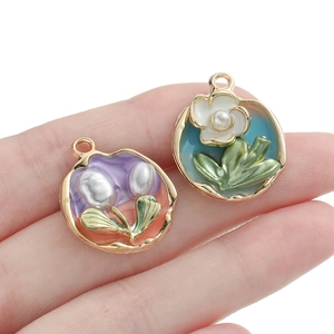 Primer plano de colgantes vintage de aleación con flores y perlas pequeñas para joyería DIY
