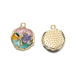 Detalle de colgante estilo pintura al óleo con flor púrpura y reverso texturizado dorado