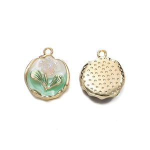 Detalle de colgante de rosa vintage con base dorada y flor blanca perlada para joyería