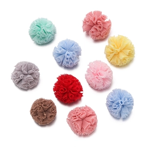 Vue détaillée de boules de fleurs en tulle colorées 1,5-2,5cm pour accessoires de cheveux